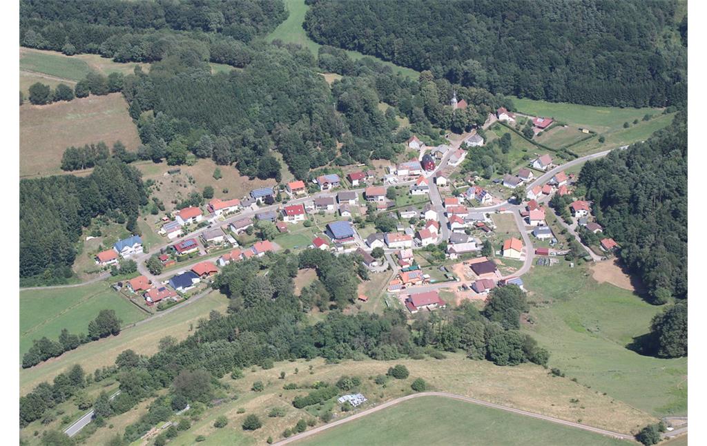 Luftaufnahme des Ortes Labach (2013), im Nordwesten des Dorfes liegt die gotische Kirche (im Bild rechts oben).