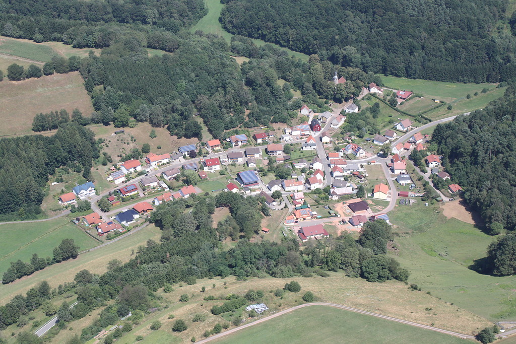 Luftaufnahme des Ortes Labach (2013), im Nordwesten des Dorfes liegt die gotische Kirche (im Bild rechts oben).