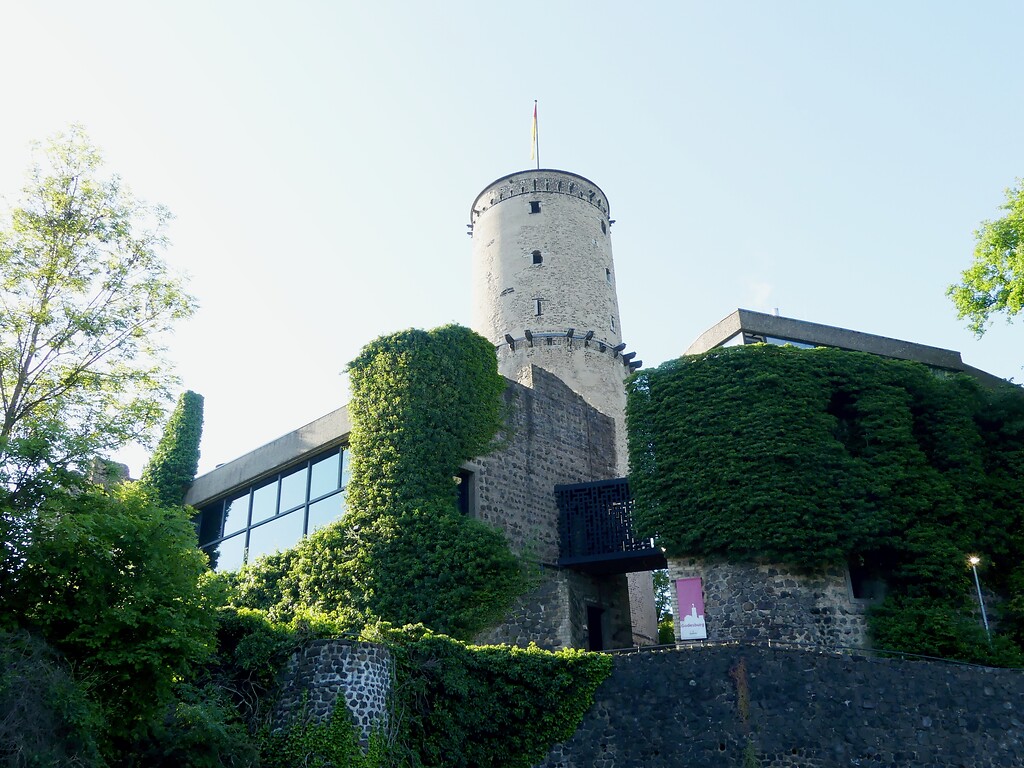 Godesburg in Bonn-Bad Godesberg (2020), Bergfried und Erweiterungsbauten von 2003, Ansicht von Norden.
