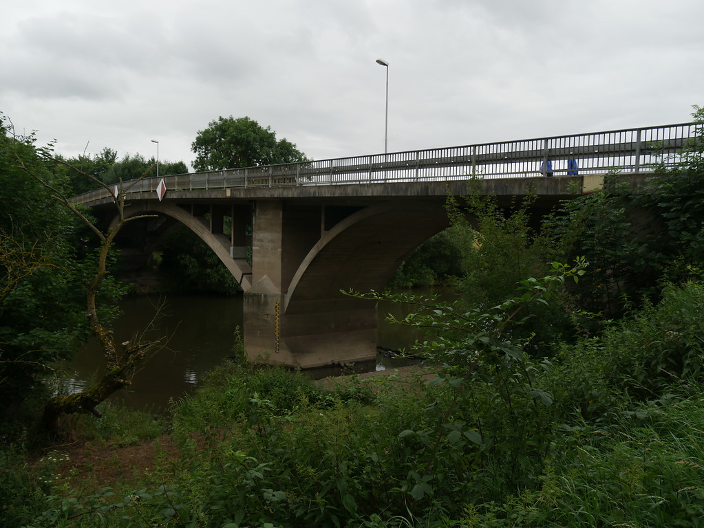 Nordansicht der Straßenbrücke bei Limburg-Staffel (2017)
