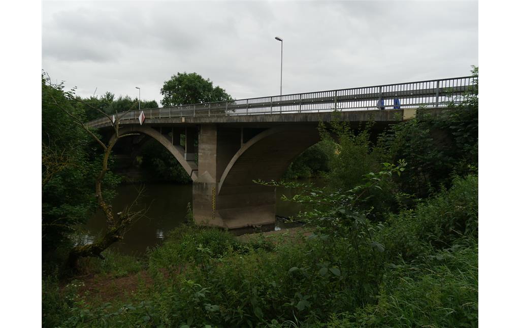 Nordansicht der Straßenbrücke bei Limburg-Staffel (2017)