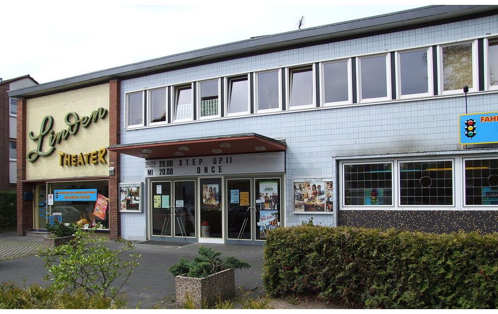 Das 1957 eröffnete und seit 1993 unter Denkmalschutz stehende Kino "Linden-Theater" in Frechen (2008).