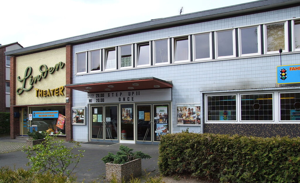 Das 1957 eröffnete und seit 1993 unter Denkmalschutz stehende Kino "Linden-Theater" in Frechen (2008).