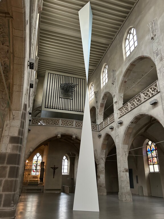 Innenraum der Jesuitenkirche Sankt Peter in Köln Altstadt-Süd mit Installation von Martin Gerwers (2023).