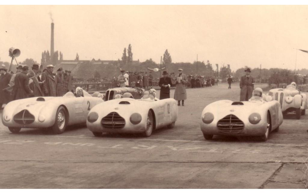 Historische Aufnahme vom Start zum Autorennen der Deutschen Meisterschaft auf der Motorsport-Rennstrecke "Kölner Kurs" am 30.05.1948. Von links mit Startnummer 2 Karl Kling, Nr. 12 Ralph Roese und Nr. 6 Toni Ulmen.