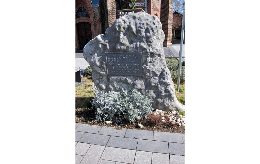 Gedenkstein vor der Eschweiler Dreikönigskirche, der an die 1938 zerstörte Synagoge in der Moltkestraße erinnert (2014)