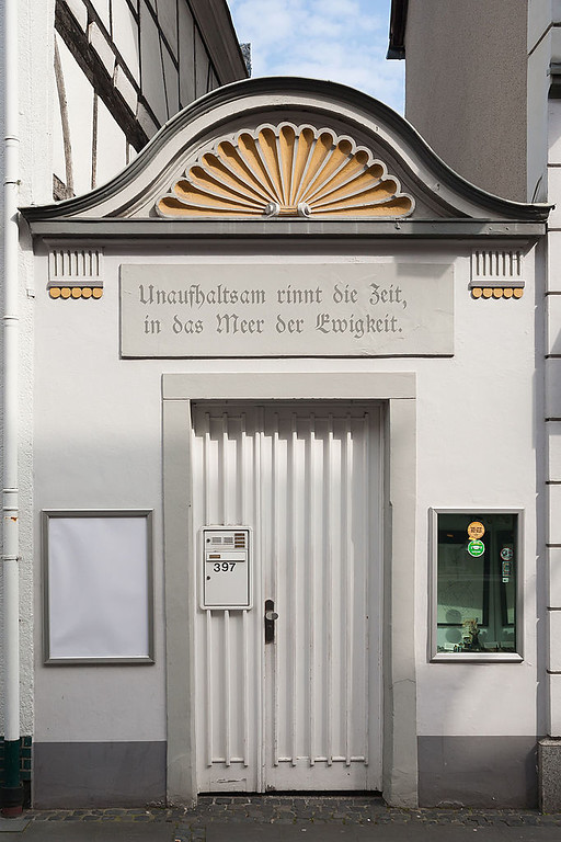 Das Eingangstor des "Cahnschen Hauses", der 1933 abgebrochenen jüdischen Synagoge; heute als Verbindungsmauer zwischen den Häusern in der Königswinterer Hauptstraße 395 und 397a erhalten (2013).