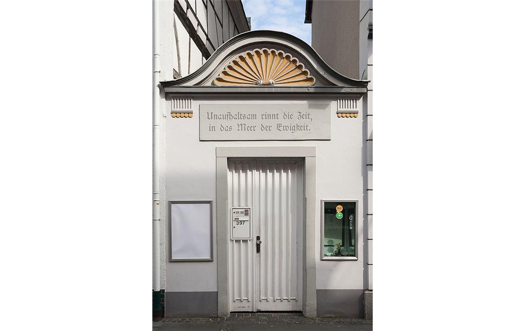 Das Eingangstor des "Cahnschen Hauses", der 1933 abgebrochenen jüdischen Synagoge; heute als Verbindungsmauer zwischen den Häusern in der Königswinterer Hauptstraße 395 und 397a erhalten (2013).