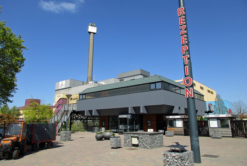 Das frühere Atomkraftwerk "Schneller Brüter" Kalkar, heutiges Freizeitzentrum "Wunderland Kalkar" mit Hotelanlagen (2016).