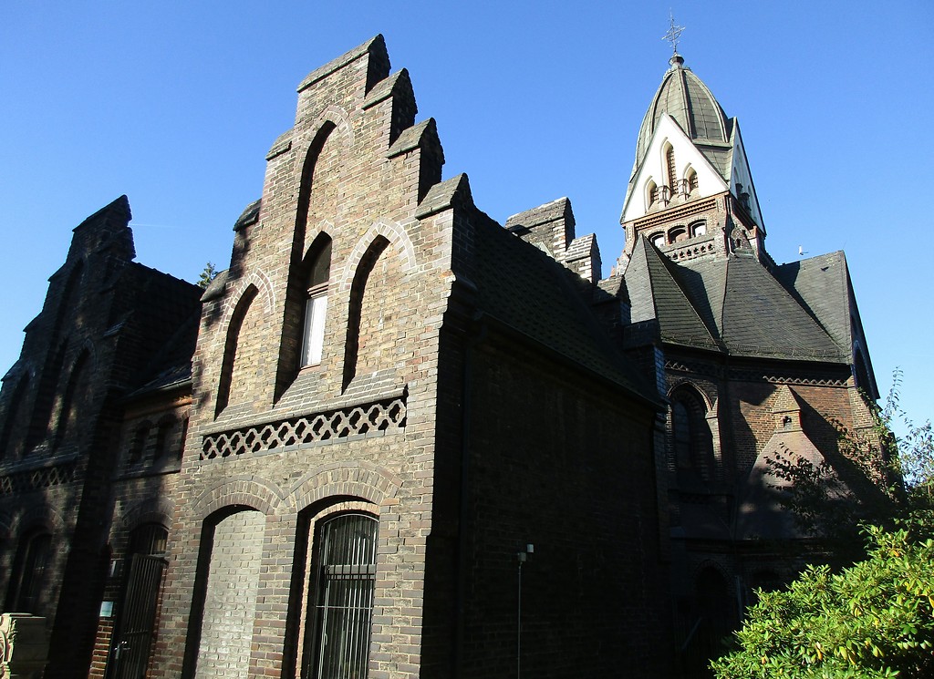 Kapelle auf dem kommunalen Friedhof Sternbuschweg in Duisburg (2016).