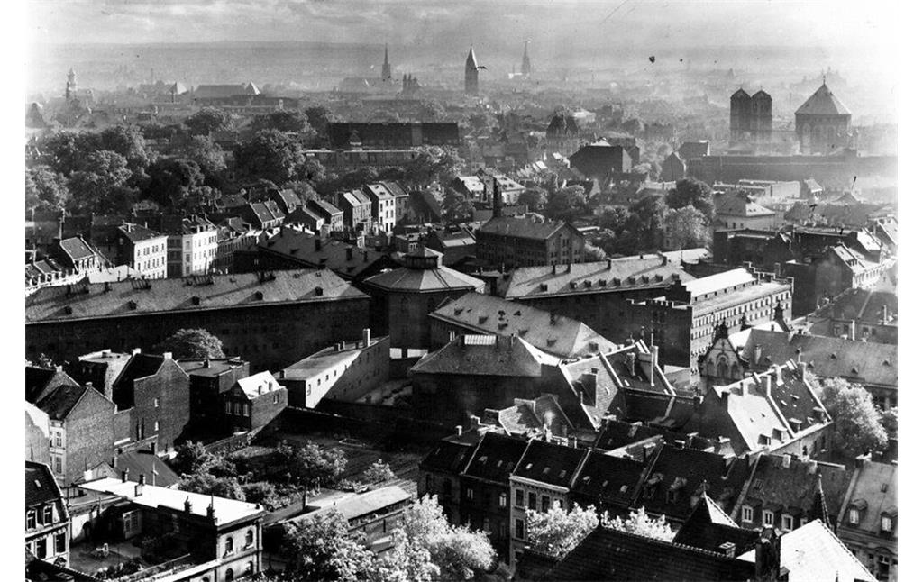 Schrägluftbild des Gefängnisses Klingelpütz in Köln (1935); Aufnahme von Nordosten her, rechts im Hintergrund das Gereonstift.