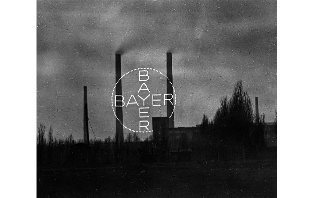 Das alte Bayer-Kreuz in Leverkusen zwischen den Kaminen des G-Kraftwerks (1933)
