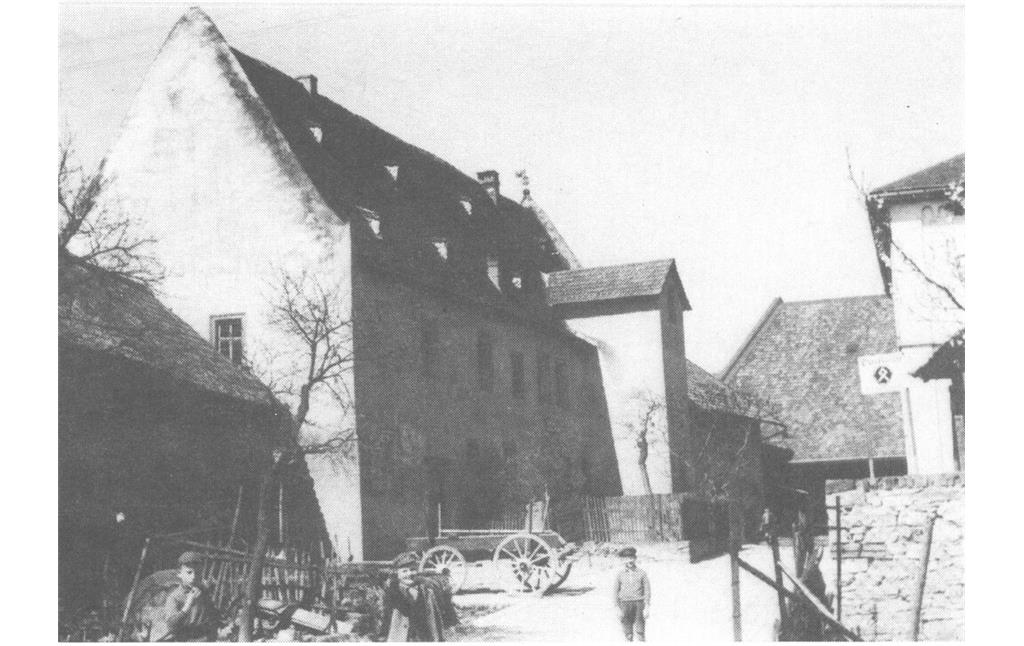 Historische Fotografie des ehemaligen Amtshauses, Haus im Schlosshof 1 in Waldlaubersheim (um 1910)