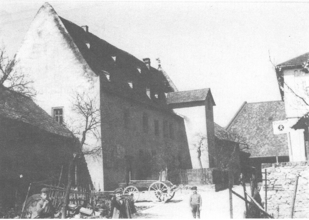 Historische Fotografie des ehemaligen Amtshauses, Haus im Schlosshof 1 in Waldlaubersheim (um 1910)