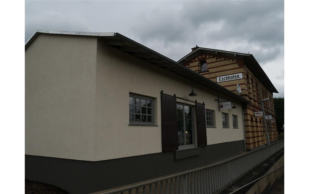 Südansicht des Güterschuppens des Bahnhofs Limburg-Eschhofen (2017)