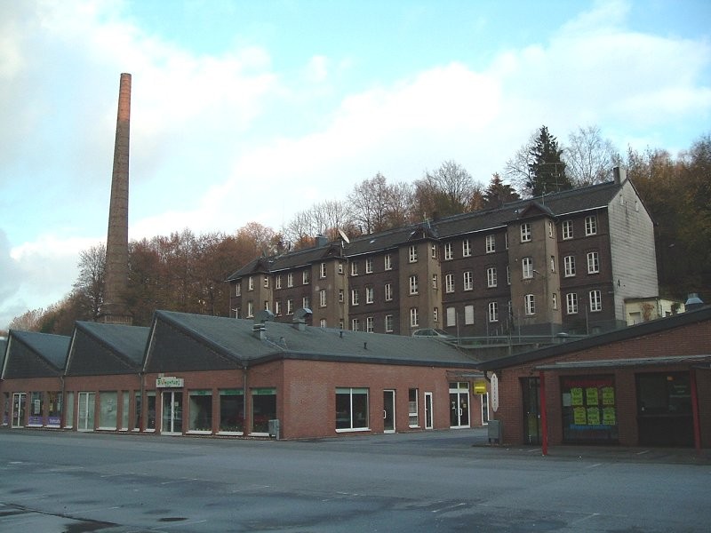 Blick vom Wuppermarkt in Vogelsmühle auf ehemalige Werkswohnungen (2004).