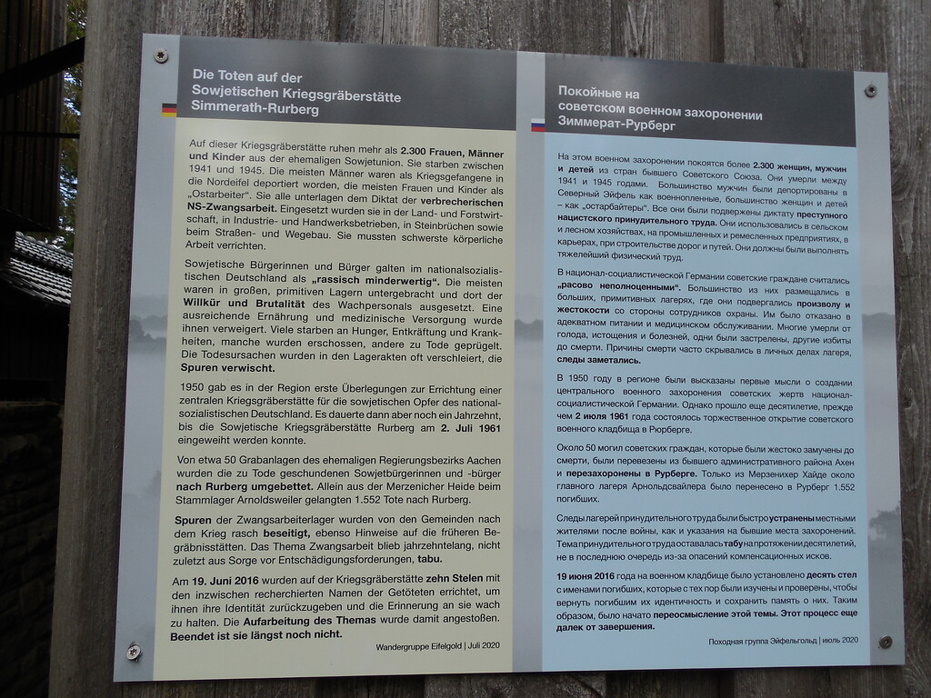 Bild 31: Die am Eingangsgebäude der Gräberstätte Simmerath-Rurberg im Juli 2020 installierte und bald darauf von der Gemeinde entfernte Informationstafel der anonymen "Wandergruppe Eifelgold" (2020).