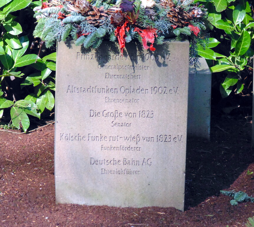 Detailansicht der Grabstätte des Kölner Karnevalisten Hans-Gert Kierdorf auf der sogenannten "Millionenallee" auf dem Melatenfriedhof (2020).