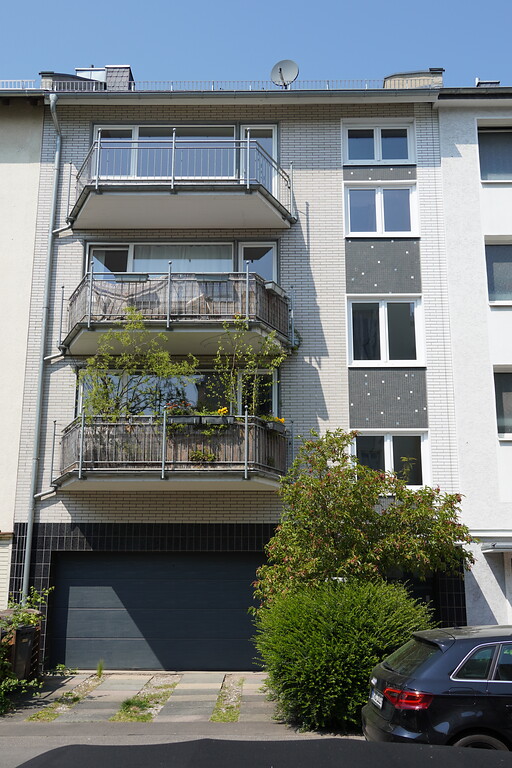 Fassade des Wohnhauses in der Uhlandstraße 11 in Lindenthal (2022)