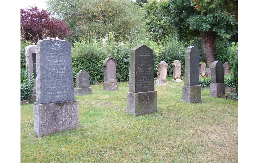 Grabsteine auf dem jüdischen Friedhof an der Kölner Straße in Schleiden-Gemünd (2013)