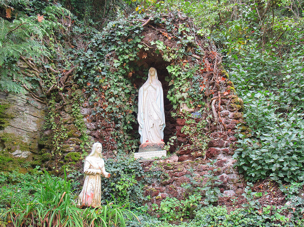 Figur einer knienden Bittstellerin, die der als Marienstatue dargestellten Gottesmutter dankt. Gedenk- und Bittstätte am Ende des Kreuzwegs an der Kapelle im Weinberg bei Zell (2020).