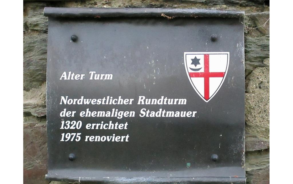 Hinweisschild zum nordwestlichen Rundturm der früheren Stadtbefestigung von Kaisersesch, dem "Alten Turm" (2015).