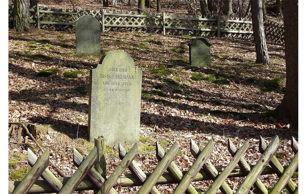 Einzelne Grabsteine auf dem jüdischen Friedhof am Königsbach in Königsfeld, Kreis Ahrweiler (2010).