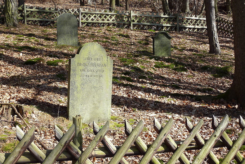 Einzelne Grabsteine auf dem jüdischen Friedhof am Königsbach in Königsfeld, Kreis Ahrweiler (2010).