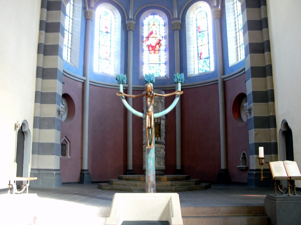 Der Altarraum der Mayener Herz-Jesu-Kirche (2013).