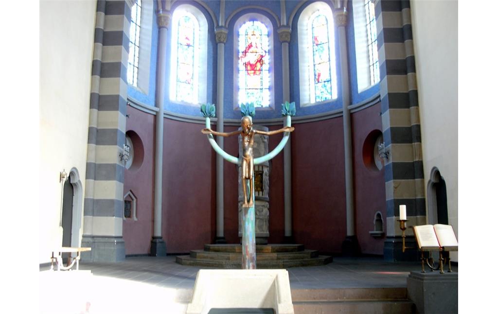 Der Altarraum der Mayener Herz-Jesu-Kirche (2013).