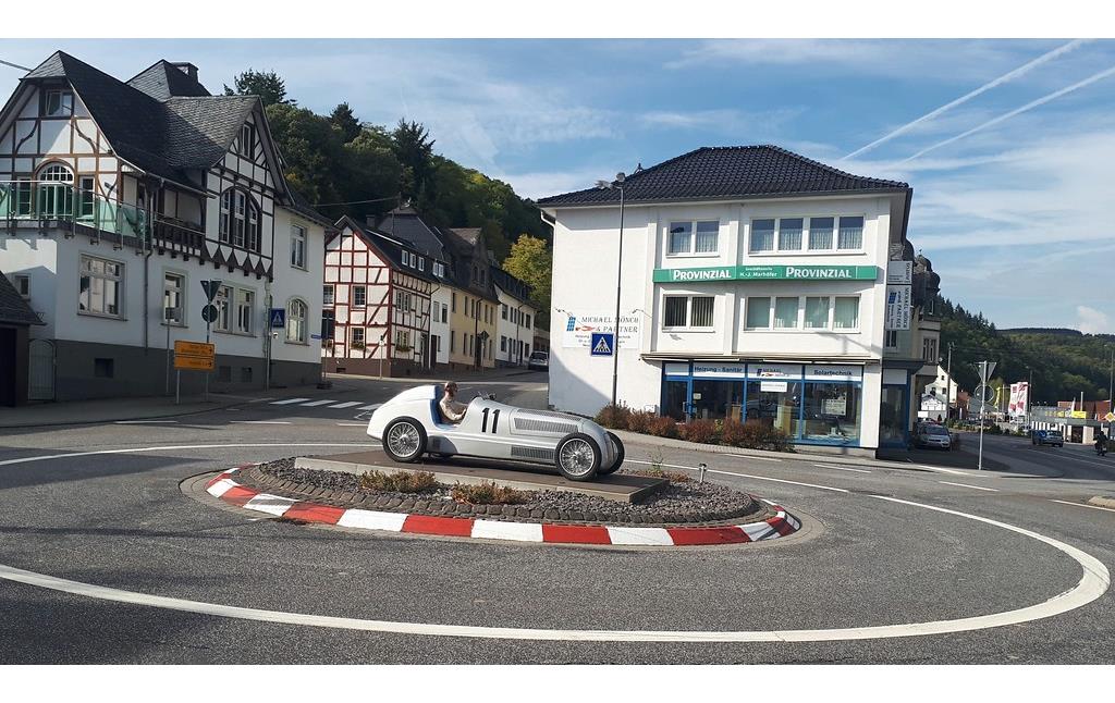 Nachbildung eines Grand-Prix-Rennwagens Mercedes-Benz W 25 von 1934 auf einem Verkehrskreisel in Adenau nahe des Nürburgrings (2019).