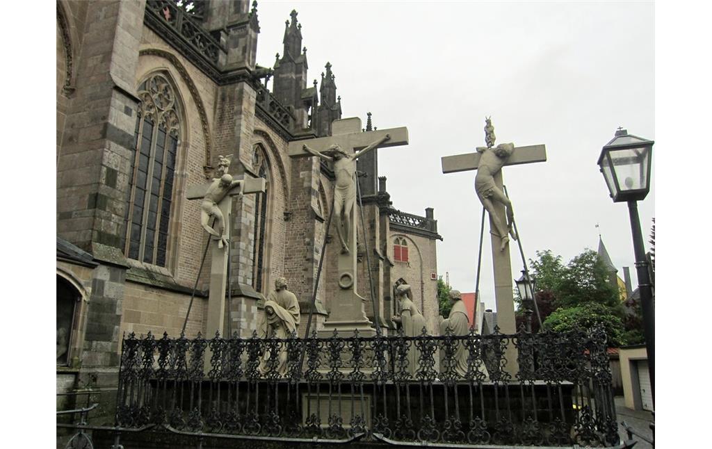 Kreuzigungsdarstellung südöstlich der Kirche des Kollegiatstifts St. Viktor in Xanten (2013)