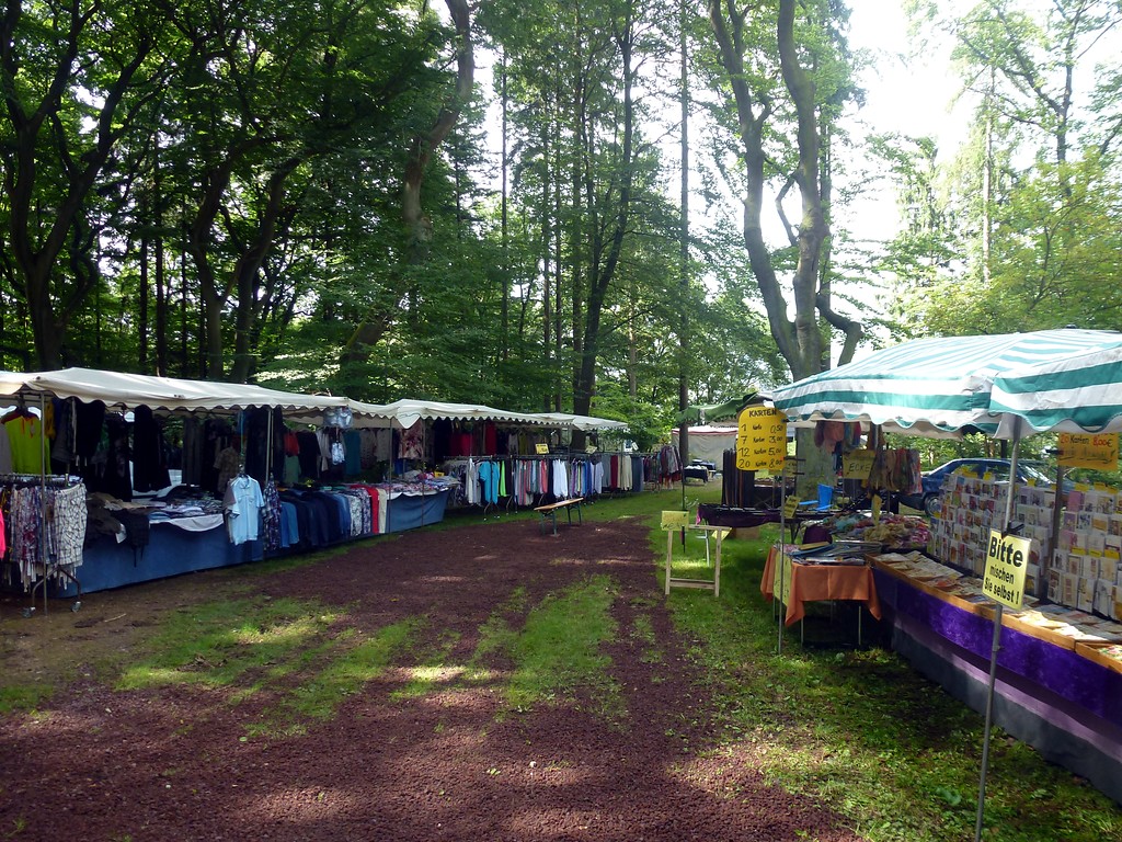 Verkaufsstände auf dem Augustmarkt im Herscheider Wald in Herscheid im Hunsrück (2014)
