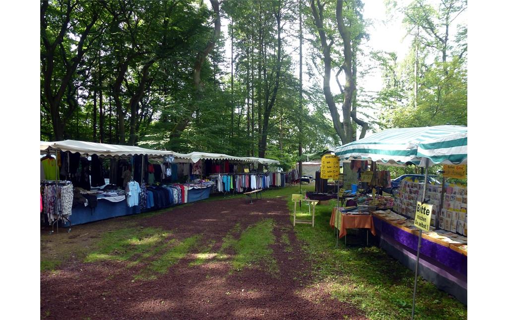 Verkaufsstände auf dem Augustmarkt im Herscheider Wald in Herscheid im Hunsrück (2014)