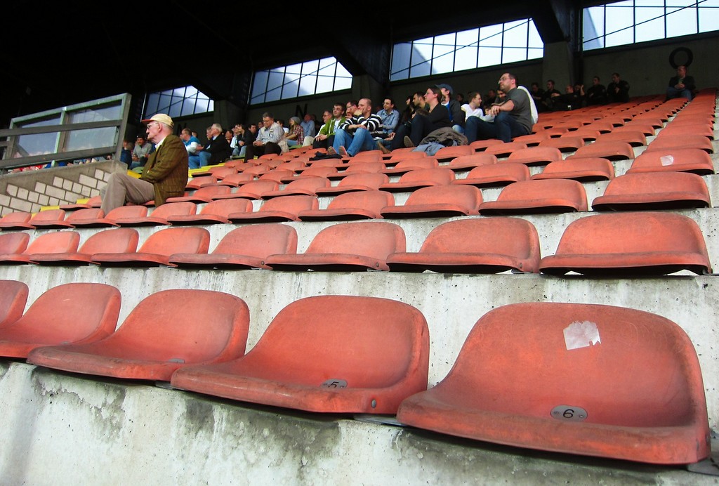 Sitzschalen auf der Südtribüne im Grotenburg-Stadion in Krefeld-Uerdingen (2013).