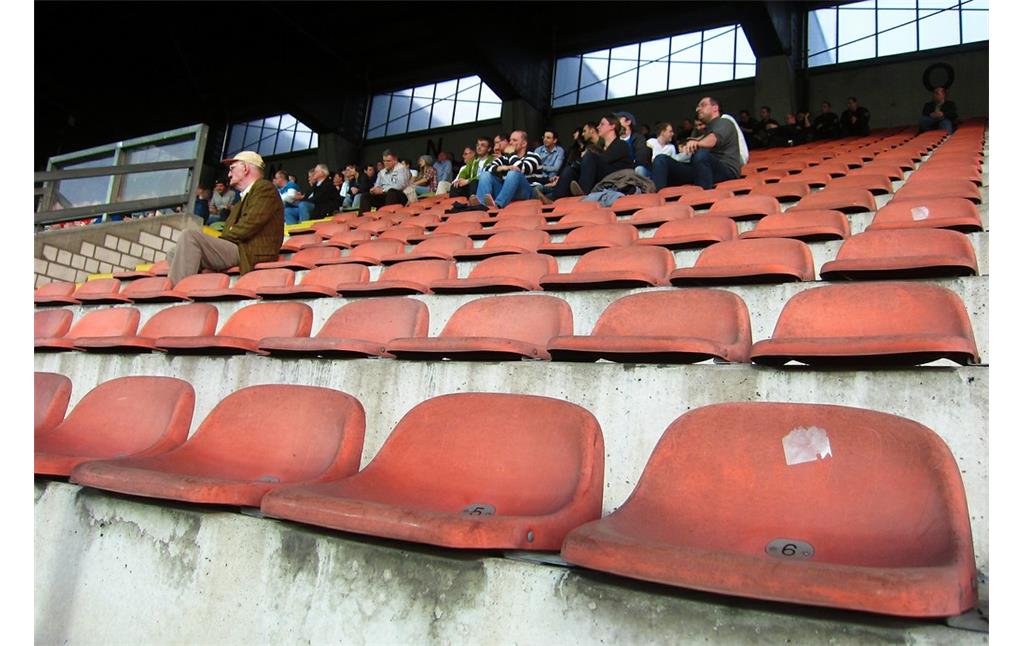 Sitzschalen auf der Südtribüne im Grotenburg-Stadion in Krefeld-Uerdingen (2013).