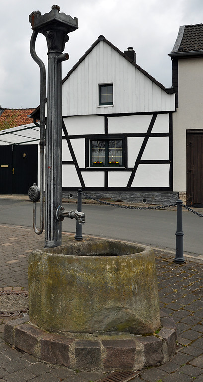 Alter Dorfbrunnen auf dem Brunnenplatz innerhalb des historischen Dorfkerns von Buschhoven (2016)