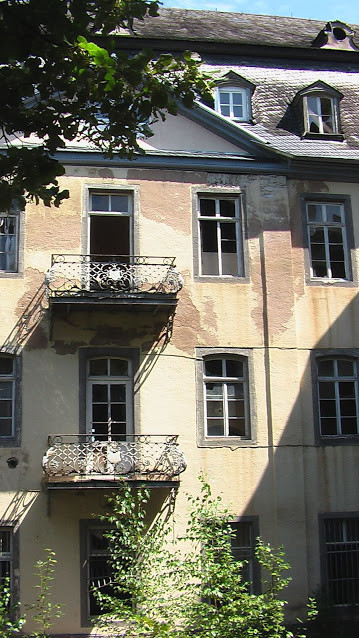 Fassade mit Balkonen am Kloster Marienberg (2009)