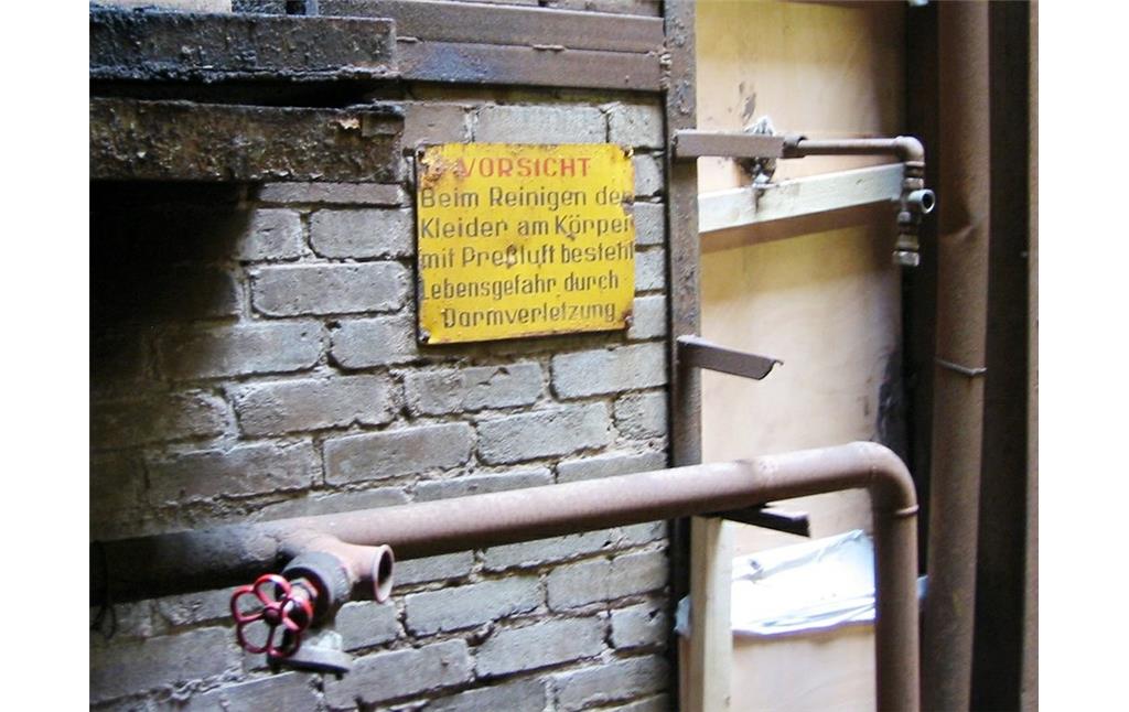 Historisches Warnschild im früheren Umkleidebereich für die Arbeiter in der UNESCO Welterbestätte Völklinger Hütte (2007).