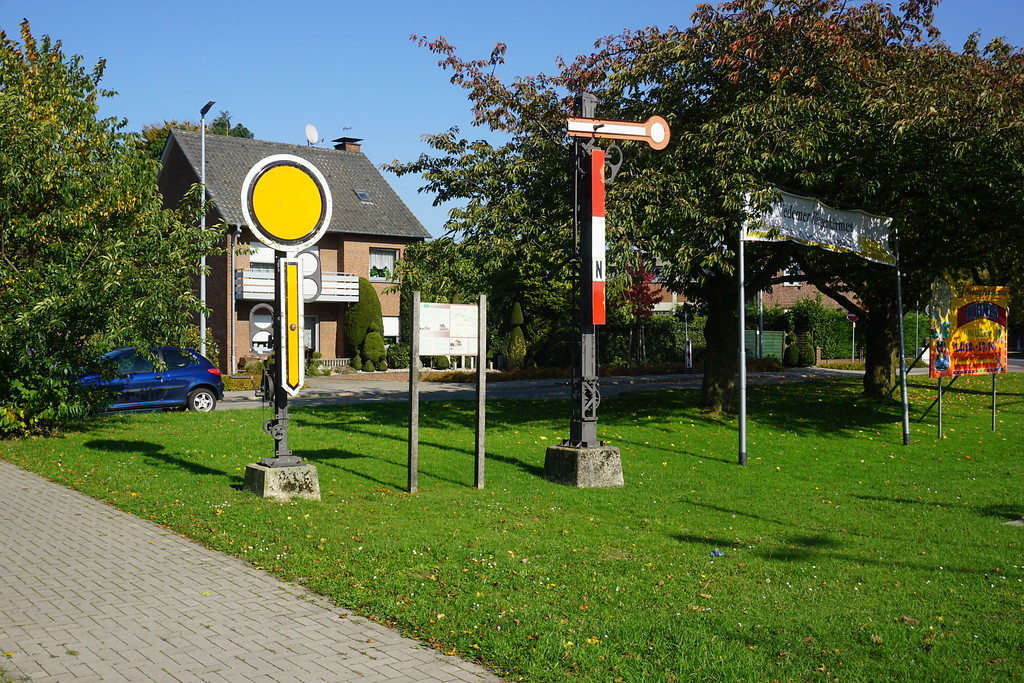Bahnhof Uedem, Erinnerungsplatz mit alten Formsignalen (2017)