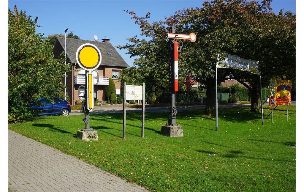 Bahnhof Uedem, Erinnerungsplatz mit alten Formsignalen (2017)