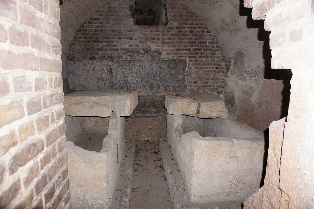 Hürth-Efferen, Römische Grabkammer: Blick in die Kammer mit den beiden Sarkophagen (2018).