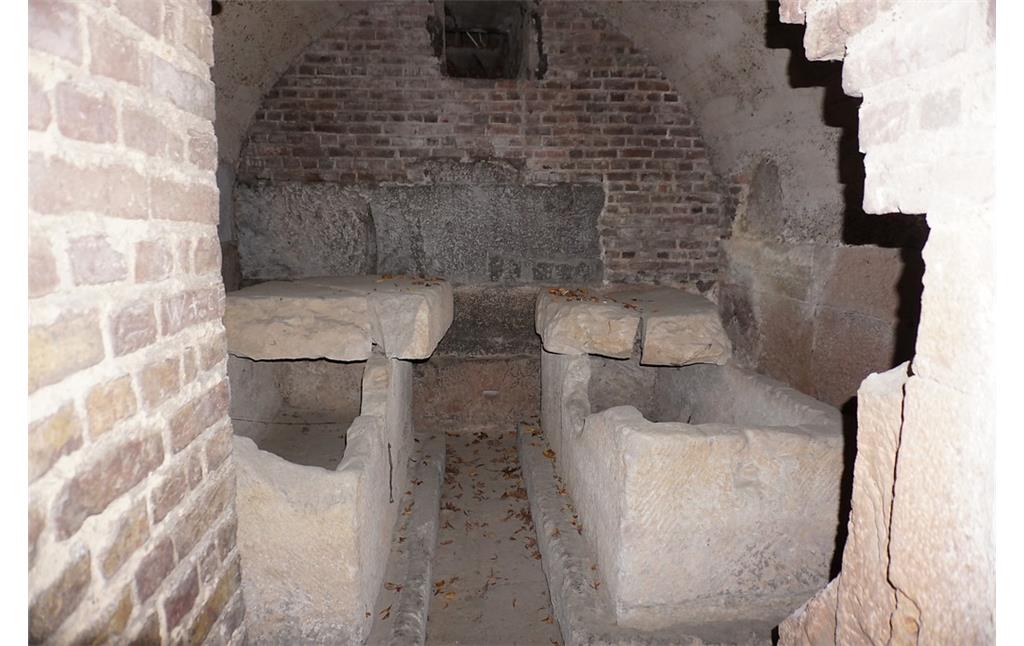 Hürth-Efferen, Römische Grabkammer: Blick in die Kammer mit den beiden Sarkophagen (2018).
