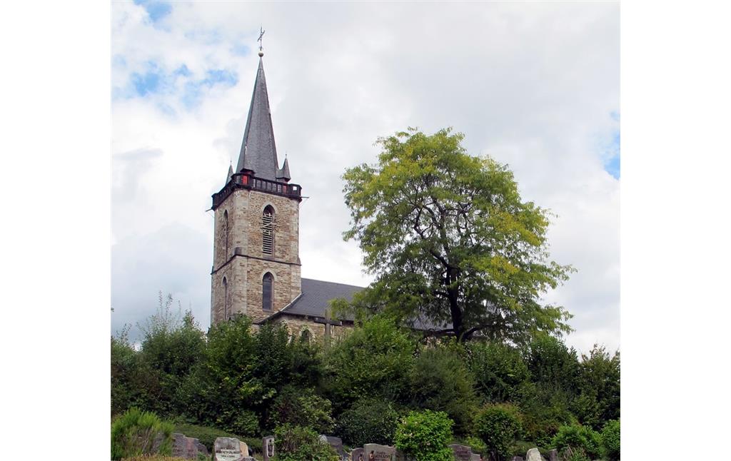 Pfarrkirche St. Antonius Oberlahr, Südansicht vom erweiterten Teil des Friedhofs aus (2014).
