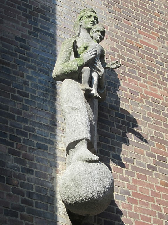 Marienfigur mit Kind über dem Eingang zur Pfarrkirche St. Mariä Geburt in Grevenbroich-Noithausen (2014)