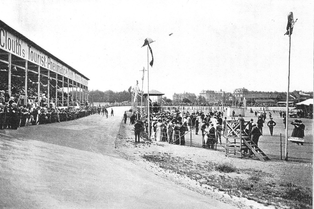Historische Aufnahme der "Riehler Rennbahn" am Zoologischen Garten in Köln-Riehl während einer Veranstaltung, Postkarte von um 1900.