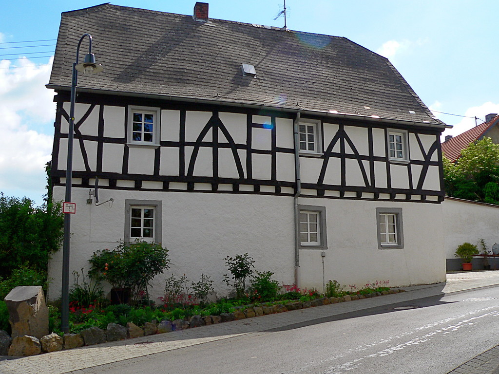 Seitenansicht des Bockfachwerkhauses in Borler bei Kelberg (2008).