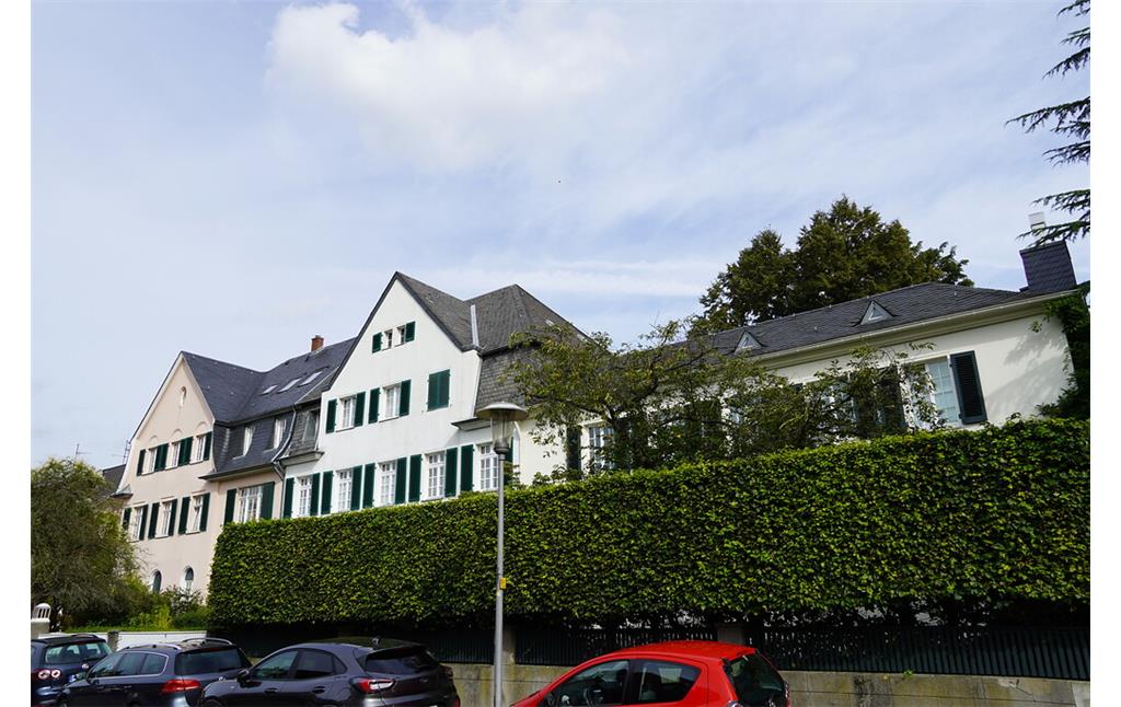 Die ehemalige Villa Konrad Adenauers und Familie mit Anbau rechts im Bild in Köln-Lindenthal (2020)