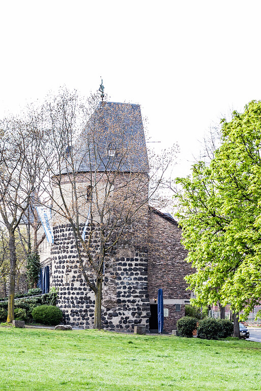 Der Wehrturm "Sachsenturm" der mittelalterlichen Stadtmauer Kölns (2021). Am Turm hängen Fahnen des Karnevalsvereins "Blaue Funken".