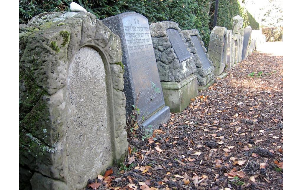 Grabsteine vom ehemaligen Dinslakener Judenfriedhof "auf dem Doelen", die sich heute auf dem Jüdischen Friedhof auf dem Parkfriedhof, Willy-Brandt-Straße, befinden (2011)